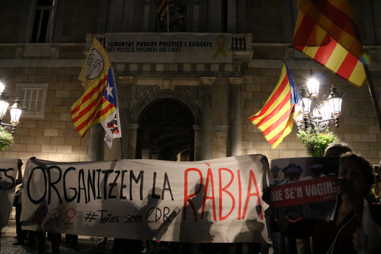 People protesting at Barcelona's Plaça Sant Jaume square against the arrest of 7 pro-independence activists accused of terrorism on Septmber 26, 2019 (by Pilar Tomás)
